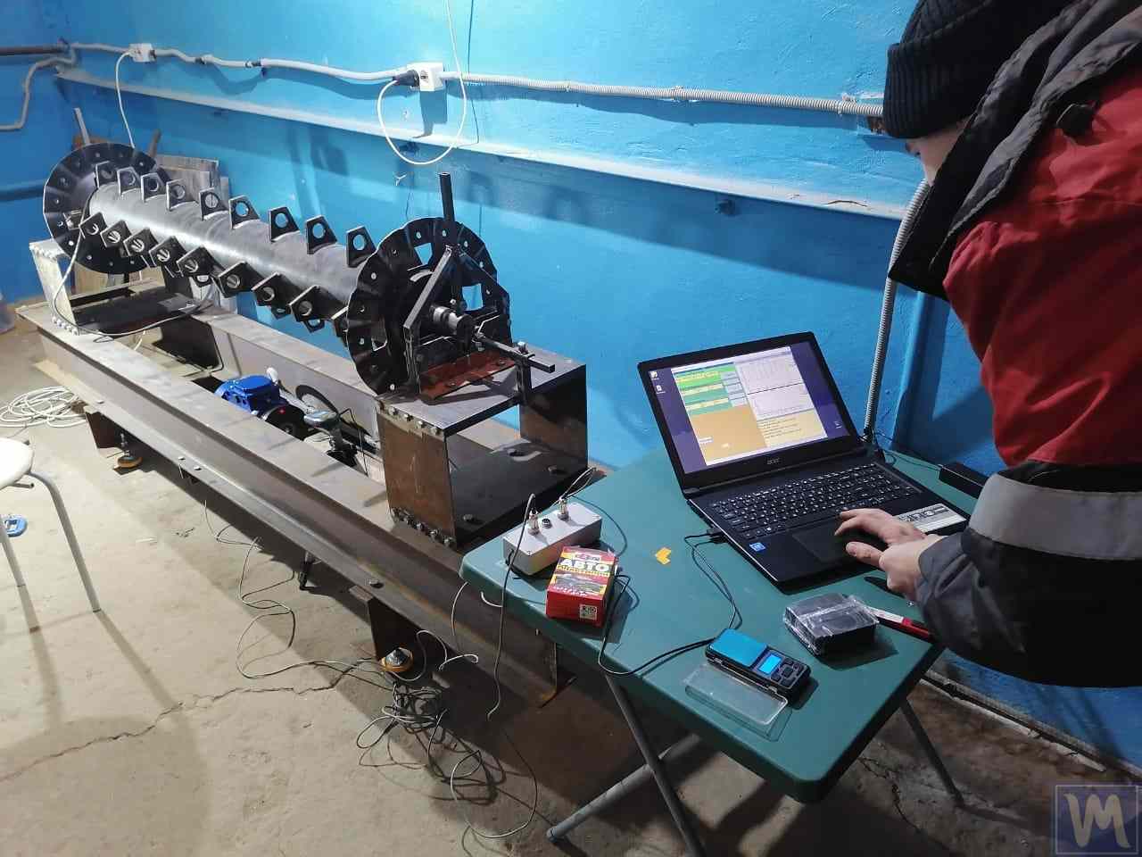 Uma máquina de equilíbrio mais antiga a ser atualizada com o moderno sistema de medição Balanset-1A OEM.